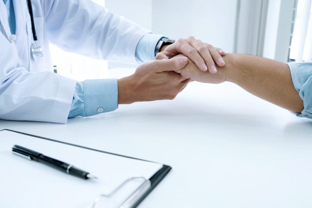 Aperto de mão e relacionamento entre médico e paciente