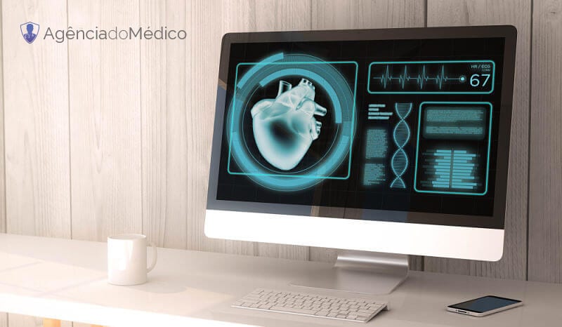 Monitor mostrando um software para gestao de clinica médica