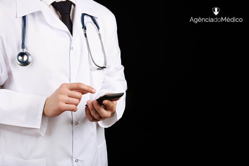 médico consultando resultados da agencia de marketing medico no celular